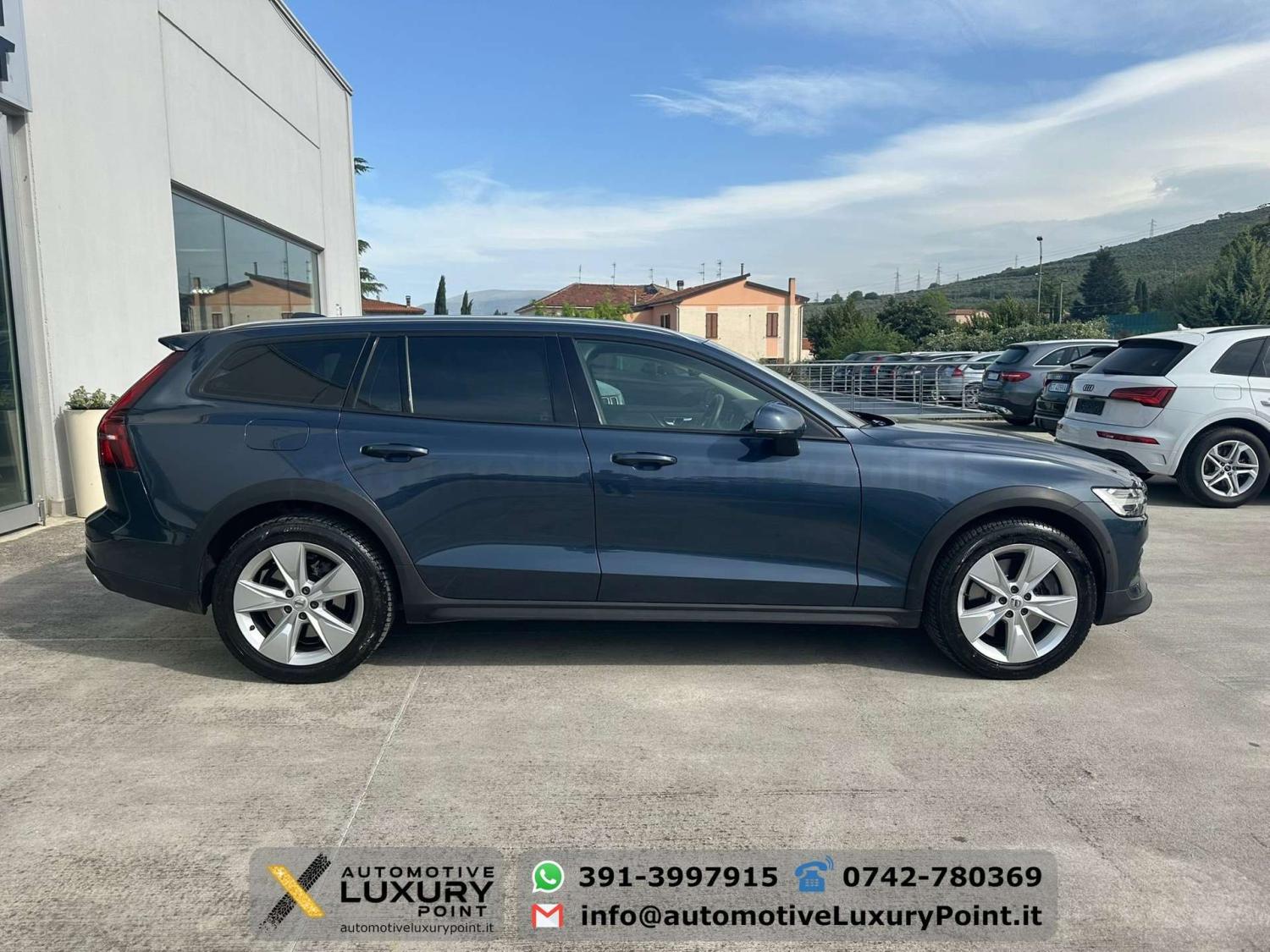 https://www.automotiveluxurypoint.it/wp-content/uploads/2024/04/volvo-v60-cross-country-2-0-d4-business-plus-awd-pronta-consegna-225064-4.jpg